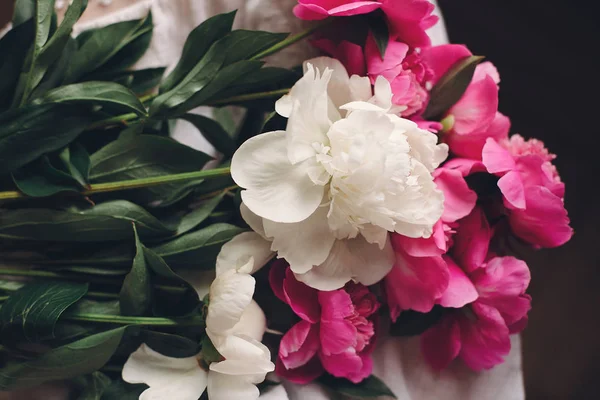 Bellissimo Bouquet Peonie Bianche Rosa Fiori Sfondo Rustico Legno Bianco — Foto Stock
