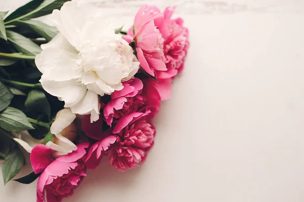 Красивый Букет Белых Розовых Пионов Цветы Деревенском Белом Деревянном Фоне — стоковое фото