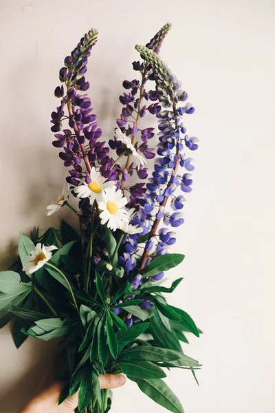 Güzel Lupine Papatya Buketi Işık Işık Beyaz Rustik Ahşap Pencere — Stok fotoğraf