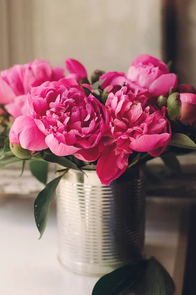 Hermoso Ramo Flores Peonías Rosadas Sobre Fondo Rústico Madera Blanca — Foto de Stock