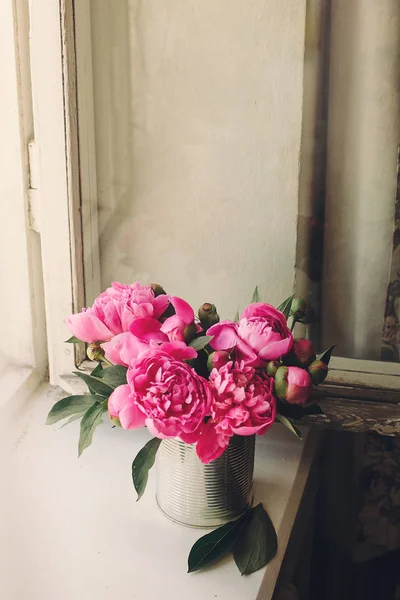 Vacker Bukett Rosa Pioner Blommor Rustik Vit Trä Bakgrund Glada — Stockfoto