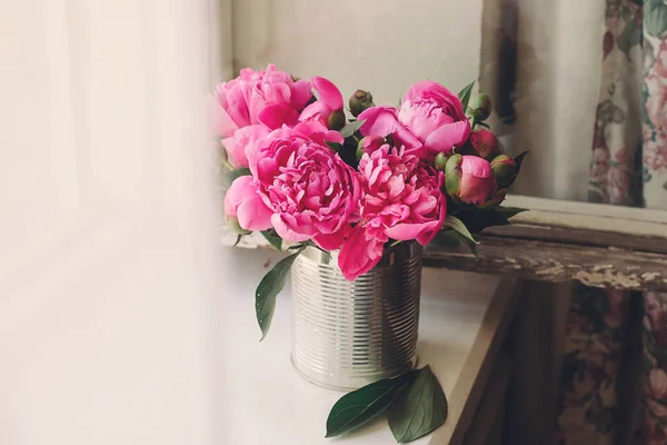 Hermoso Ramo Flores Peonías Rosadas Sobre Fondo Rústico Madera Blanca — Foto de Stock