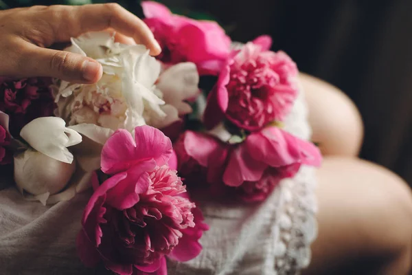 Top View Lovely Peonies Legs Woman White Bohemian Dress — Stock Photo, Image