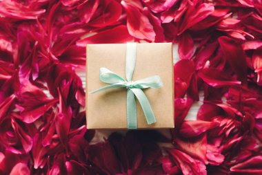 çok güzel kırmızı peonies yaprakları ve zanaat hediye kutusu arka plan üzerinde 