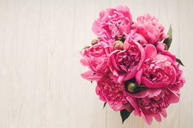 romantik pembe peonies buket rustik Beyaz ahşap arka planda metin için yer.