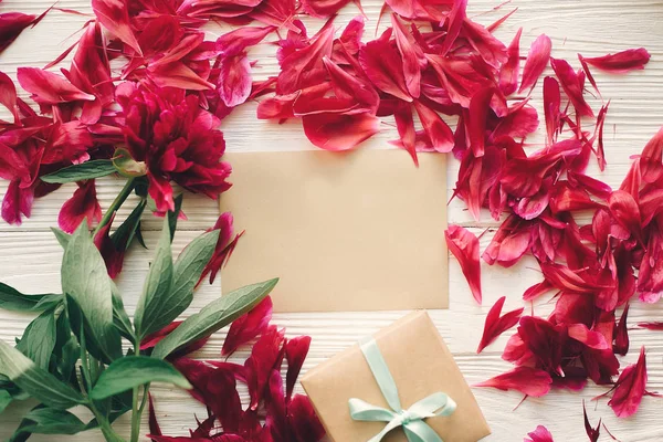 Adorables Pétalos Peonías Rojas Tarjeta Artesanía Vacía Caja Regalo Sobre — Foto de Stock