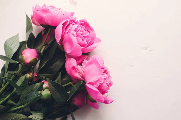 Ρομαντικό Ροζ Παιώνιες Μπουκέτο Ρουστίκ Ξύλινα Άσπρο Φόντο Χώρο Για — Φωτογραφία Αρχείου