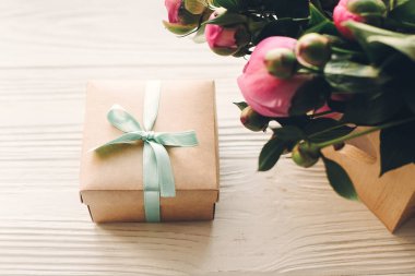 çok güzel pembe peonies ve zanaat hediye kutusu rustik Beyaz ahşap arka planda Üstten Görünüm