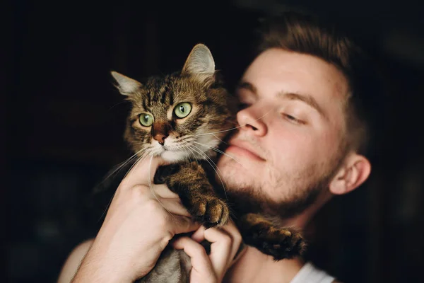 Retrato Hipster Hombre Abrazando Lindo Maine Coon Gato Con Increíbles — Foto de Stock