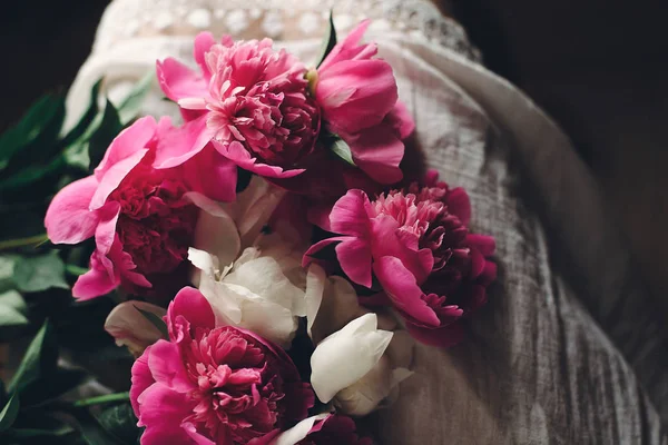 Bovenaanzicht Van Mooie Pioenrozen Benen Van Vrouw Witte Boheemse Jurk — Stockfoto