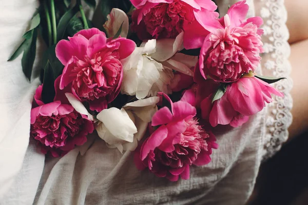 Güzel Peonies Üstten Görünüm Içinde Beyaz Bohem Kadın Ayak Üzerinde — Stok fotoğraf