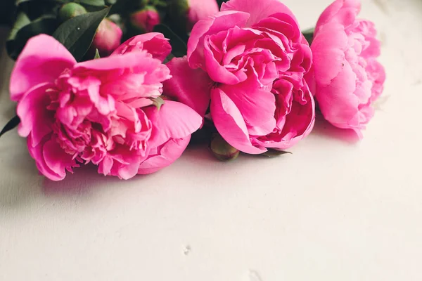 Hermoso Ramo Peonías Rosadas Sobre Fondo Blanco Rústico — Foto de Stock