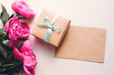 çok güzel pembe peonies boş el sanatları kartı ve hediye kutusu beyaz rustik ahşap zemin üzerinde