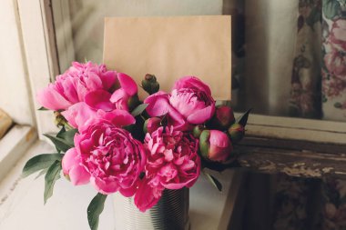 romantik pembe peonies buket rustik Beyaz ahşap arka plan üzerinde boş tekne kart ile