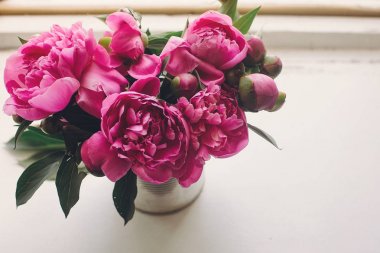 romantik pembe peonies buket rustik Beyaz ahşap zemin üzerinde