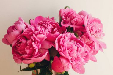 romantik pembe peonies buket rustik Beyaz ahşap zemin üzerinde