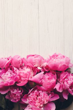 romantik pembe peonies buket rustik Beyaz ahşap zemin üzerinde