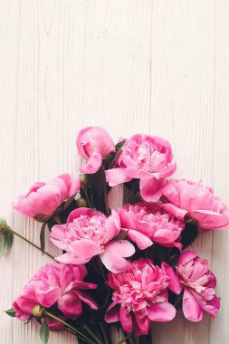 romantik pembe peonies rustik Beyaz ahşap arka planda Üstten Görünüm
