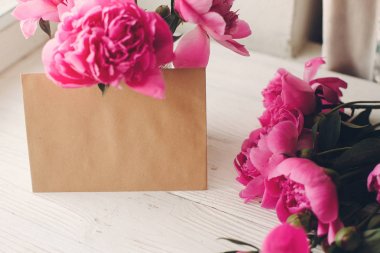 romantik pembe peonies buket rustik Beyaz ahşap arka plan üzerinde boş tekne kart ile