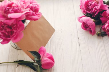 romantik pembe peonies buket rustik Beyaz ahşap arka plan üzerinde boş tekne kart ile