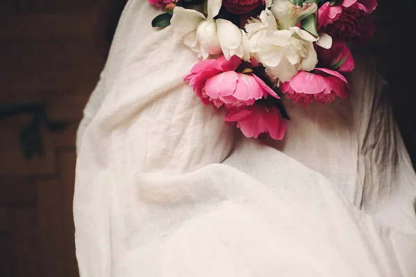Donna Abito Bianco Boemia Con Belle Peonie Rosa Bianche Sulle — Foto Stock