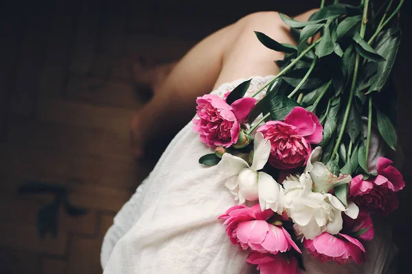 Mujer Vestido Blanco Bohemia Sosteniendo Hermosas Peonías Rosas Blancas Las — Foto de Stock