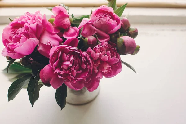 Ramo Peonías Rosas Románticas Sobre Fondo Rústico Madera Blanca — Foto de Stock