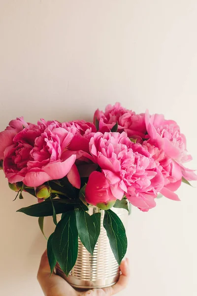 Mano Sosteniendo Encantador Ramo Peonías Rosa Rústico Viejo Ventana Madera — Foto de Stock