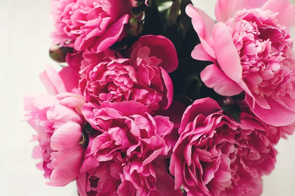 Romantik Pembe Peonies Buket Rustik Beyaz Ahşap Zemin Üzerinde — Stok fotoğraf