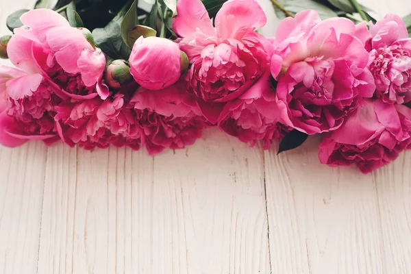 素朴な白い木製の背景のロマンチックなピンクのシャクヤク ブーケ — ストック写真