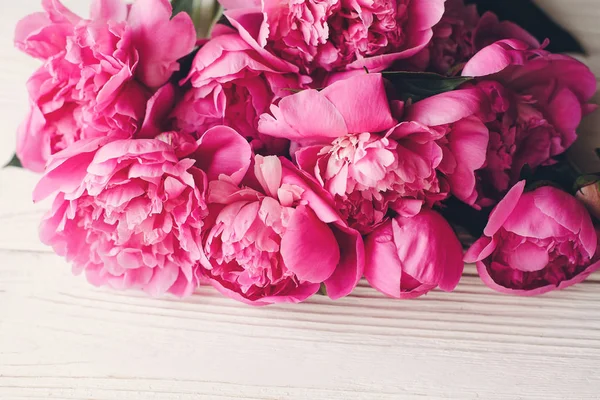 Romantische Roze Pioenrozen Rustieke Witte Houten Achtergrond Bovenaanzicht — Stockfoto