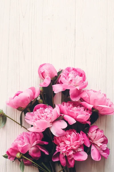 Romantische Roze Pioenrozen Rustieke Witte Houten Achtergrond Bovenaanzicht — Stockfoto