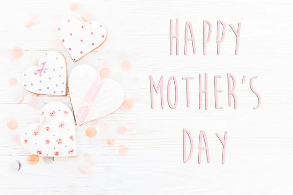 Άποψη Της Ευτυχισμένη Μητέρες Ημέρα Κείμενο Ροζ Cookies Καρδιές Λευκό — Φωτογραφία Αρχείου