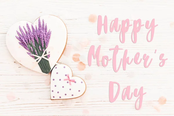 Gelukkig Moeders Dag Tekst Met Roze Cookies Hartjes Paarse Bloemen — Stockfoto