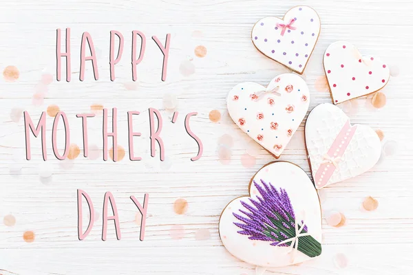 Texto Feliz Día Las Madres Con Galletas Rosadas Corazones Flores —  Fotos de Stock