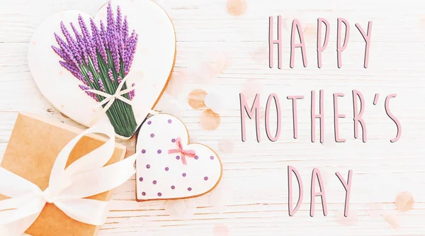 Dzień Matki Happy Tekst Cookie Różowy Serce Fioletowy Kwiaty Rustykalne — Zdjęcie stockowe