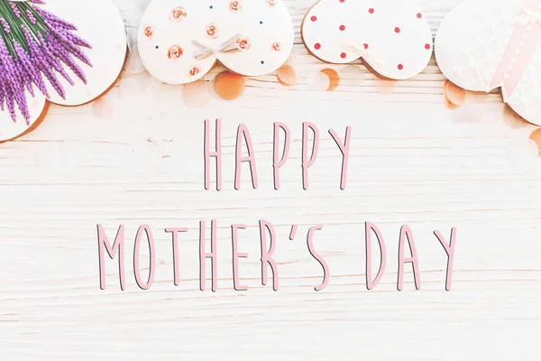 Texto Feliz Día Las Madres Con Galletas Rosadas Corazones Flores —  Fotos de Stock