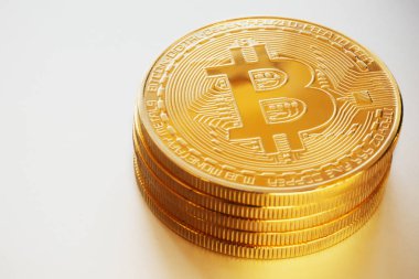 Beyaz arka plan, dijital para kavramı üzerinde altın bitcoins yığını