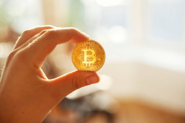 ışık, altın para parlak altın bitcoin tutan el. dijital para, bit sikke cryptocurrency kavramı insanların elinde. metin, para modern yatırım için yer. ağ para birimi
