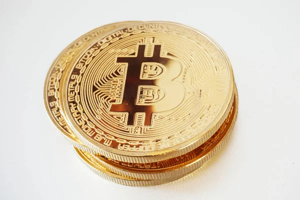 Błyszczący Złoty Bitcoins Białym Tle Białym Tle Waluty Cyfrowej Bit — Zdjęcie stockowe