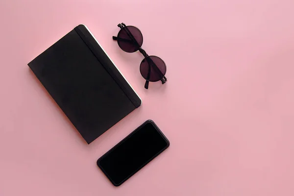 Stylische Schwarze Sonnenbrille Smartphone Und Notizbuch Auf Rosa Hintergrund Flach — Stockfoto