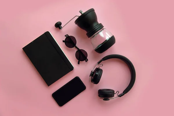 Schicke Schwarze Sonnenbrille Smartphone Kopfhörer Kaffeemühle Und Notizbuch Auf Rosa — Stockfoto