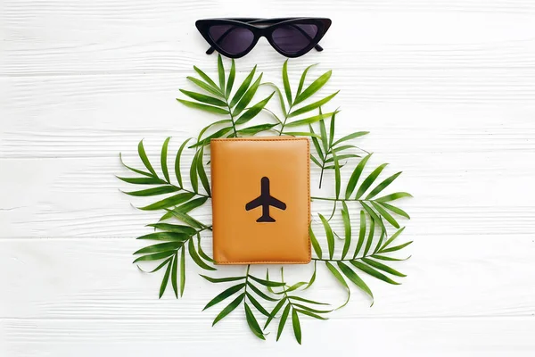Stilvolle Sommerwohnung Lag Reisepass Mit Flugzeug Und Schwarzer Retro Sonnenbrille — Stockfoto