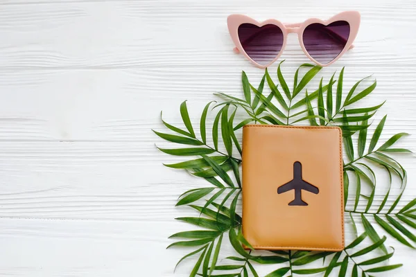 Piso Verano Con Estilo Pasaporte Con Avión Gafas Sol Color — Foto de Stock