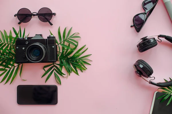 Elegantes Auriculares Negros Con Hojas Palma Verde Cámara Fotográfica Gafas — Foto de Stock