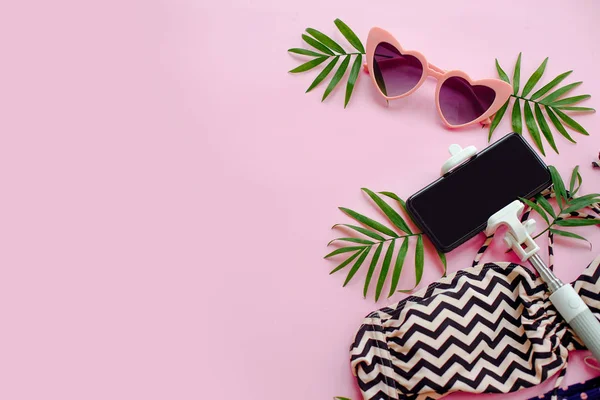 Elegantní Růžové Brýle Moderní Plavky Telefon Selfie Stick Zelené Palmové — Stock fotografie