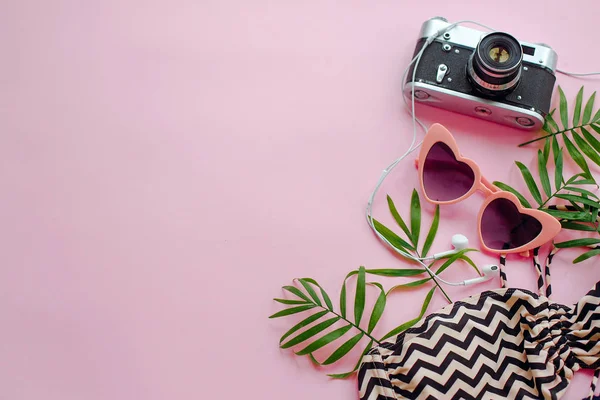 Stijlvolle Roze Zonnebril Moderne Badpak Fotocamera Hoofdtelefoons Groene Palmbladeren Roze — Stockfoto