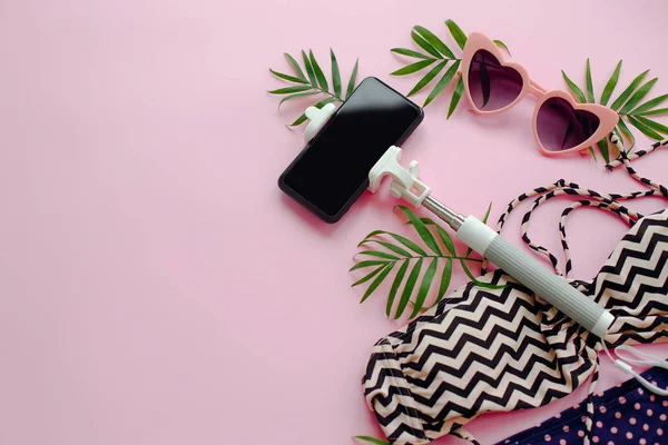 Elegantní Růžové Brýle Moderní Plavky Telefon Selfie Stick Zelené Palmové — Stock fotografie