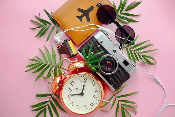 Zeit Zum Reisen Reisepass Mit Flugzeug Sonnenbrille Fotokamera Kopfhörer Und — Stockfoto