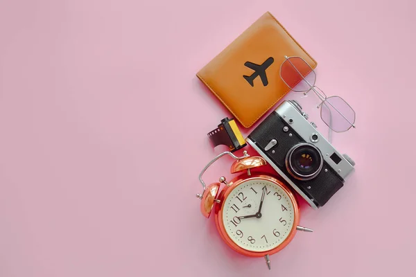 Tempo Concetto Viaggio Passaporto Con Aereo Occhiali Sole Macchina Fotografica — Foto Stock